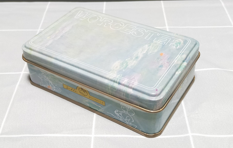 モネの『睡蓮』をあしらったヴォヤージュサブレの缶の外観
