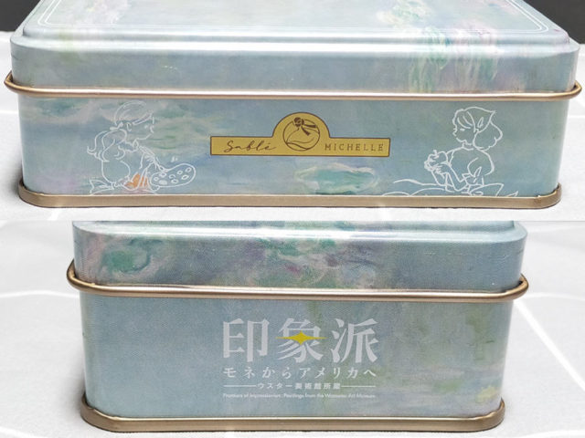 ヴォヤージュサブレ側面の、サブレミシェルのロゴマークと、「印象派 モネからアメリカへ」展の展覧会ロゴの接写