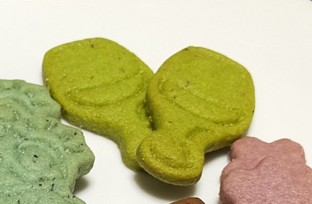 ワイングラスをかたどった、ヴォヤージュサブレのピスタチオ味の写真