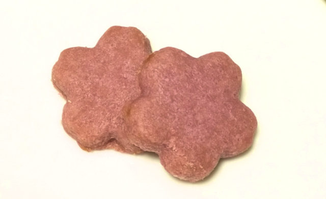 桜の花をかたどった、ヴォヤージュサブレのブルーベリー味