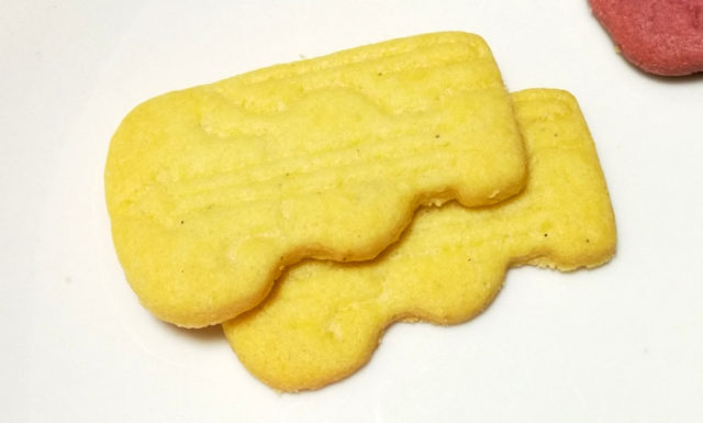 コントラバスをかたどった、ヴォヤージュサブレのバター味