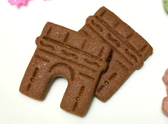 パリのエトワール凱旋門をかたどった、ヴォヤージュサブレのカカオ味