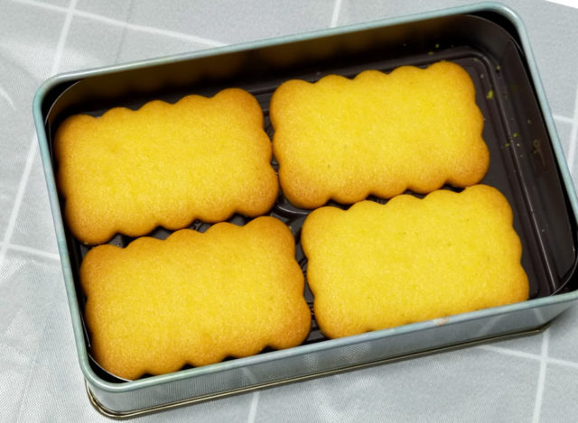 缶の底に敷き詰められた、ヴォヤージュサブレの卵サブレ