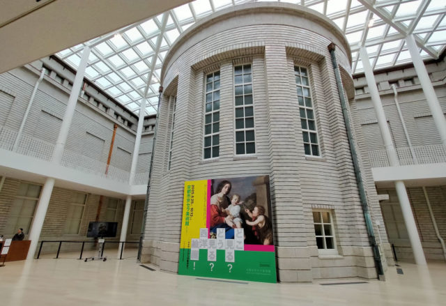 「どこ見る？どう見る？西洋絵画！」展の入場口前ホールの写真。